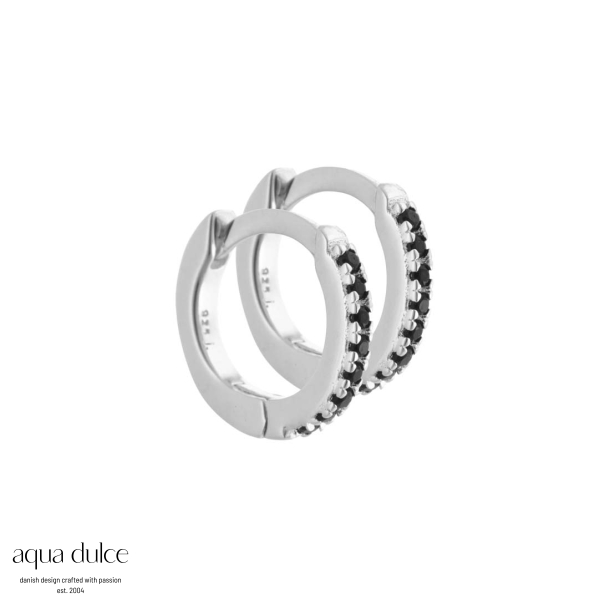 Claire - 10 mm. creoler i sterling sølv med black diamond zirkonia