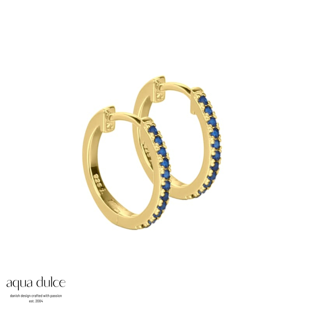 Caitlin, 15 mm. smalle creoler i forgyldt sterling slv med mrk bl zirkonia.