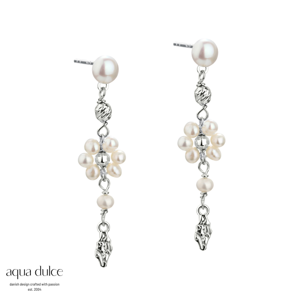 DAISY PEARL, restikker i sterling slv med hvide ferskvandsblomster, hvide perler & ruflet vedh