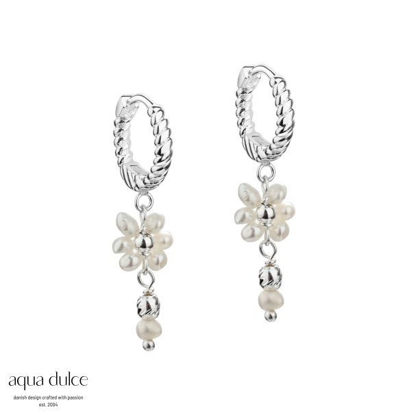 DAISY PEARL, 12 mm. creoler i sterling slv med hvide ferskvandsperle blomster, twisted kugler & pe