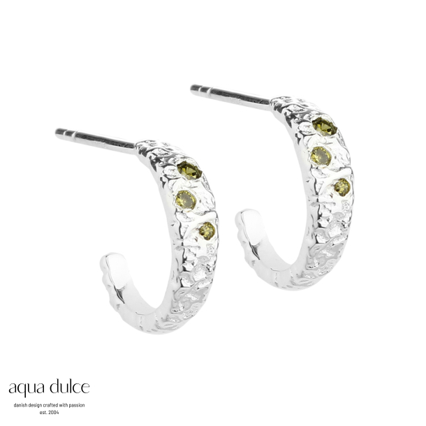 MESS HOOP OLIVE, 12,5mm. creoler i sterling slv med stik , ruflet overflade & fine oliven zirkonia
