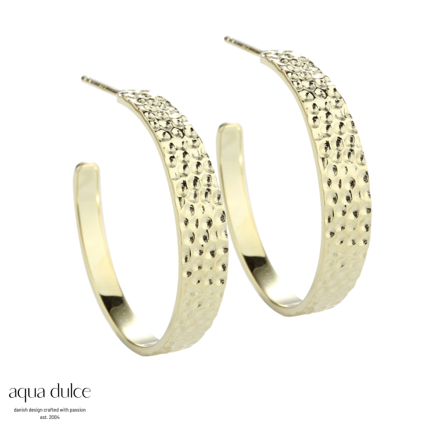 BIG RUFFLE, 30 mm. hoops i forgyldt sterling slv med hammret overflade.