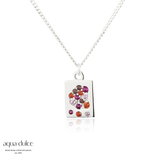 PINK STARDUST NECKLACE, 42 + 3 cm. halskde i sterling slv med 7*9 cm. firkantet vedhng med pin