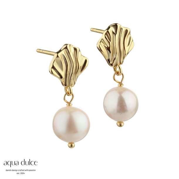 HULDA PEARL, restikker i forgyldt sterling slv med blgende vedhng og 8 mm. ferskvandsperler