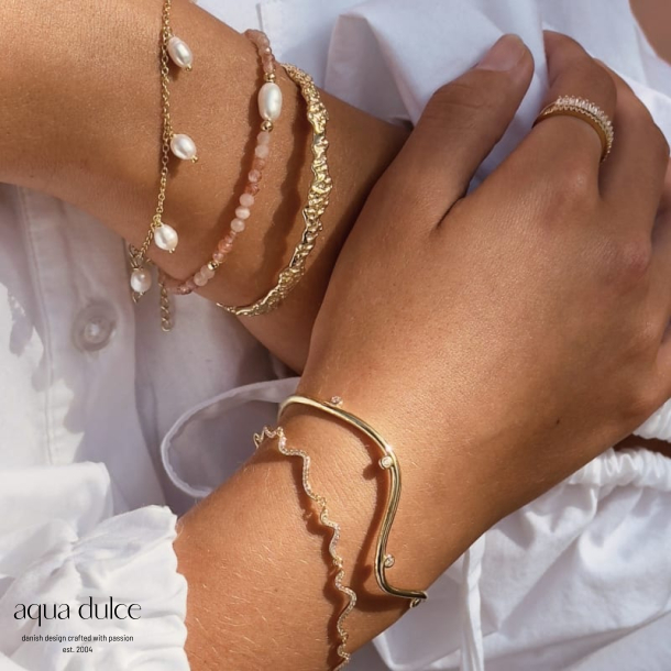 WAVY BANGLE  |  GOLDEN