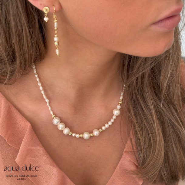 LINE PEARL NECKLACE  | GOLDEN