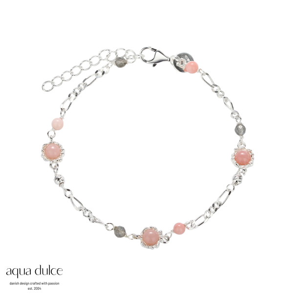 OPAL MILA, Armbnd i sterling slv figarokde med 3 runde vedhng med indfattet rosa opal, sm 