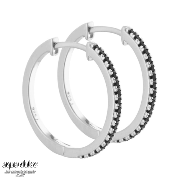 *Claire, 15 mm. smalle creoler i sterling s�lv med sorte zirkonia.