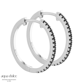 Claire, 15 mm. smalle creoler i sterling slv med sorte zirkonia.