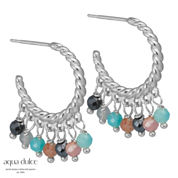 Jenny, 18 mm. snoede creoler i sterling slv med fine sm pastelfarvet perler der hnger under