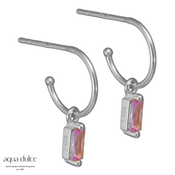 Aya, 10 mm. creoler i sterling slv med lille baguette vedhng med rosa zirkonia.