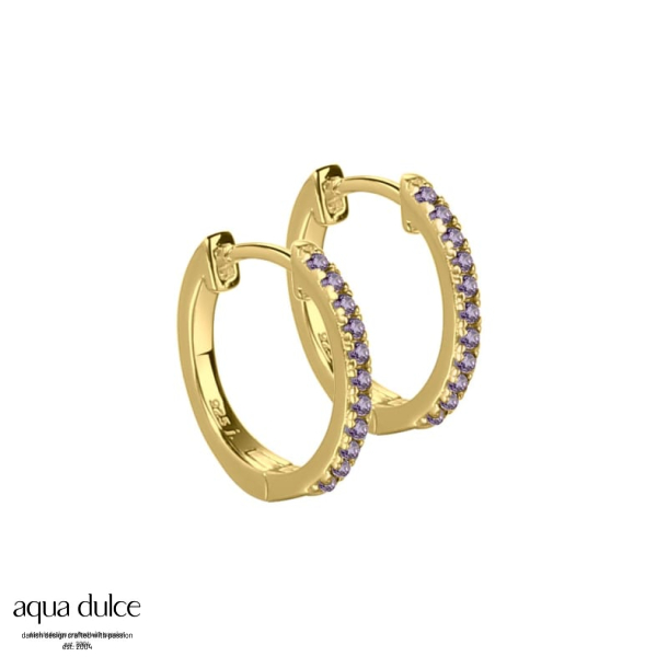 Rie, 15 mm. smalle creoler i forgyldt sterling slv med lilla zirkonia.