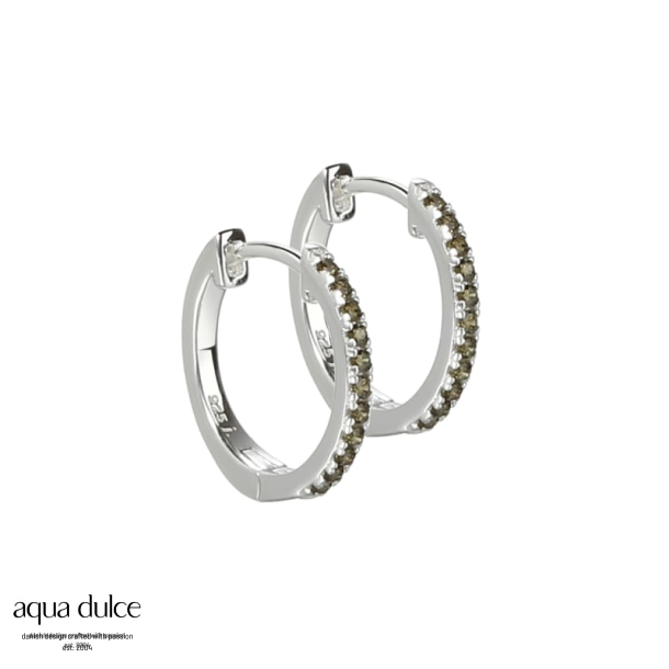 Ronja, 15 mm. smalle creoler i sterling slv med oliven zirkonia.