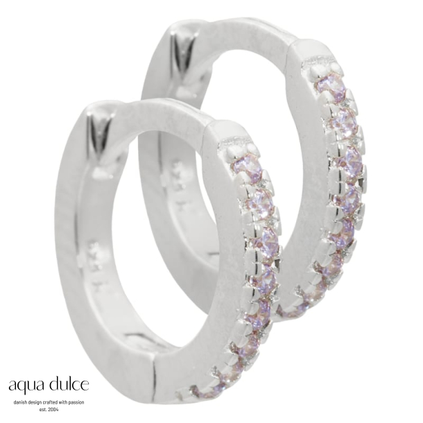 Rie, 10 mm. smalle creoler i sterling slv med lys lilla zirkonia.